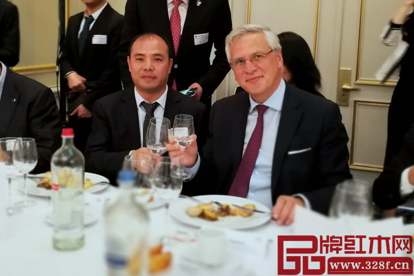 萬盛宇紅木董事長蔣楨全(左)與比利時副首相克里斯·佩特斯合影留念 萬盛宇紅木董事長蔣楨全(左)與比利時副首相克里斯·佩特斯合影留念