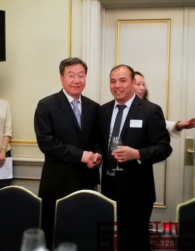 萬盛宇紅木董事長蔣楨全(左)與中國國際貿易促進委員會黨組書記、會長,中國國際商會會長姜增偉(右)合影留念 萬盛宇紅木董事長蔣楨全(左)與中國國際貿易促進委員會黨組書記、會長,中國國際商會會長姜增偉(右)合影留念