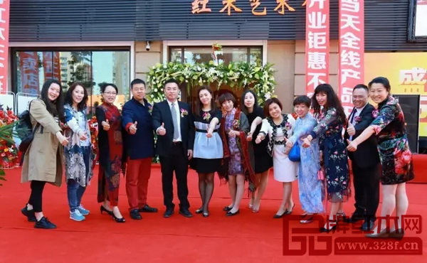 參加開業(yè)儀式的嘉賓共同為沈陽國壽紅木藝術(shù)館點(diǎn)贊 參加開業(yè)儀式的嘉賓共同為沈陽國壽紅木藝術(shù)館點(diǎn)贊