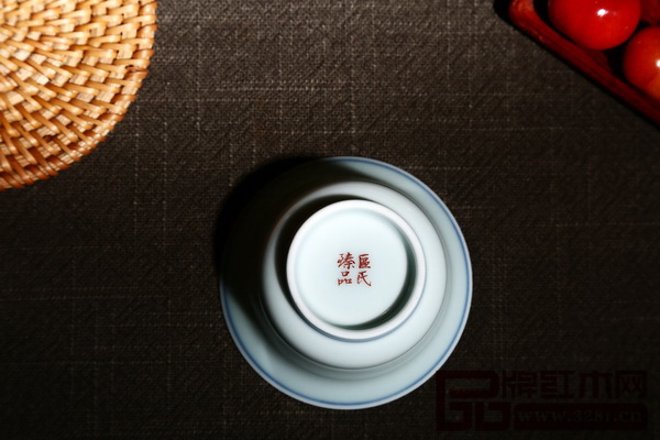 杯底以深紅釉色的書法呈現“區氏臻品”四個字 杯底以深紅釉色的書法呈現“區氏臻品”四個字