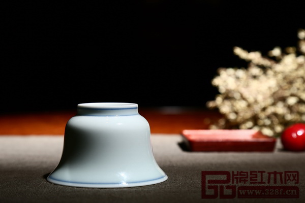 倒置的區氏臻品藍邊馬蹄杯形似馬蹄