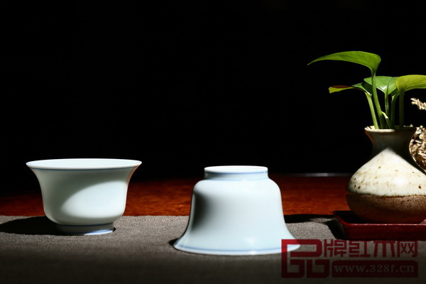 倒置的區氏臻品藍邊馬蹄杯形似馬蹄 倒置的區氏臻品藍邊馬蹄杯形似馬蹄