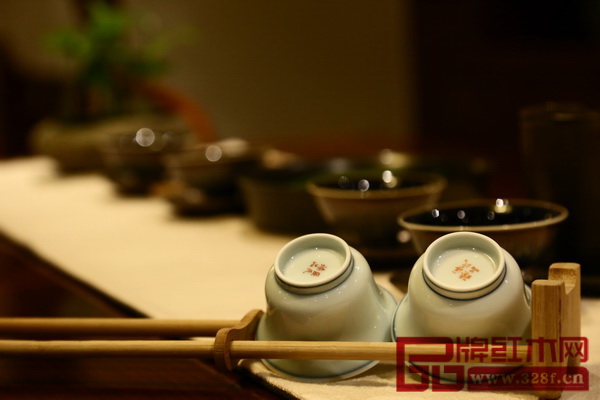 區氏臻品以家具的審美要求打造藍邊馬蹄杯 區氏臻品以家具的審美要求打造藍邊馬蹄杯