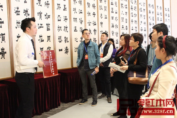 百家旅行社代表們在工作人員的帶領下參觀重點推介項目