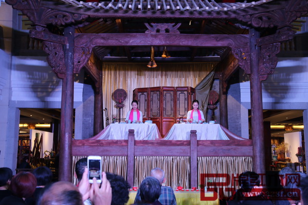 精致的古戲臺與特色演出吸引了大量游客觀賞 