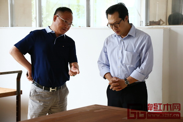 中國傳統工藝大師、魯班木藝掌舵者李愛金(左)特意邀請明清家具收藏家蔣念慈到工廠參觀指導,互相切磋交流明式家具的制作經驗 中國傳統工藝大師、魯班木藝掌舵者李愛金(左)特意邀請明清家具收藏家蔣念慈到工廠參觀指導,互相切磋交流明式家具的制作經驗