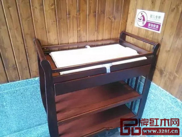 作為中山市旅游廁所樣板間，紅博城廁所內貼心布置無障礙坐廁、緊急呼叫按鈕、安全扶手、嬰幼兒尿布臺等設備，兼備實用與美觀