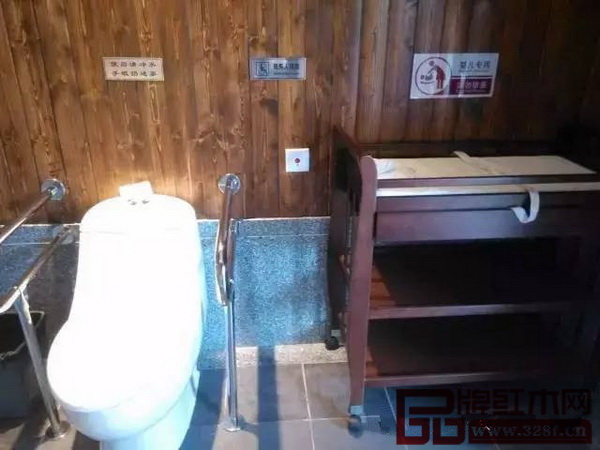 作為中山市旅游廁所樣板間,紅博城廁所內貼心布置無障礙坐廁、緊急呼叫按鈕、安全扶手、嬰幼兒尿布臺等設備,兼備實用與美觀 作為中山市旅游廁所樣板間,紅博城廁所內貼心布置無障礙坐廁、緊急呼叫按鈕、安全扶手、嬰幼兒尿布臺等設備,兼備實用與美觀