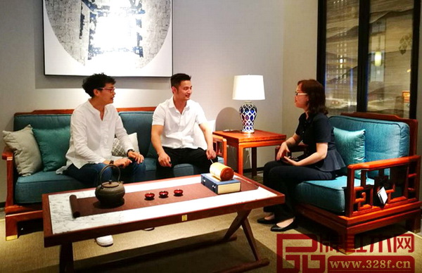 東遇總負(fù)責(zé)人吳春飛(中)和蘇州旗艦店工作人員做交流 東遇總負(fù)責(zé)人吳春飛(中)和蘇州旗艦店工作人員做交流