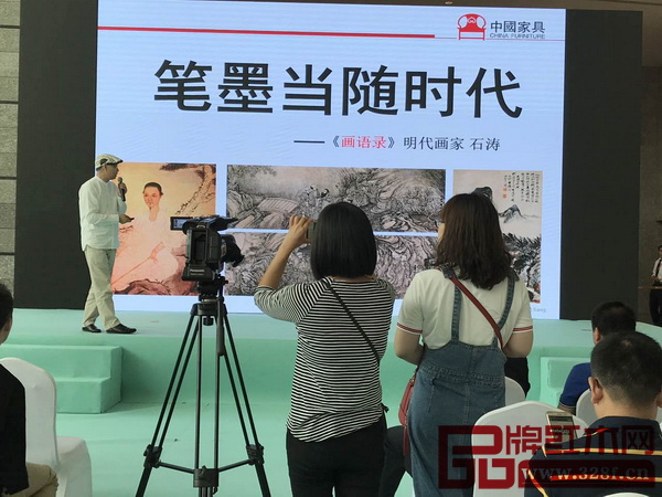 主題分享的精彩內容吸引經銷商、消費者紛紛拍照記錄