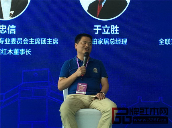 中信紅木董事長李忠信建議，紅木經銷商們要大膽地走出去，不要守株待兔