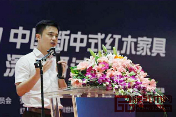 全聯(lián)藝術(shù)紅木家具專業(yè)委員會執(zhí)行會長、弘木傳媒CEO林偉華在分享中強(qiáng)調(diào)，廠商共贏是品牌發(fā)展的需要，是市場變化的需要，是利益共享的需要