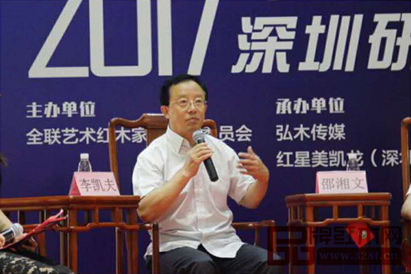 全聯(lián)藝術(shù)紅木家具專業(yè)委員會專家顧問、華南農(nóng)業(yè)大學(xué)博士生導(dǎo)師李凱夫認(rèn)為，木材本無貴賤之分，紅木家具行業(yè)應(yīng)以博大胸懷接納更多的優(yōu)良木材