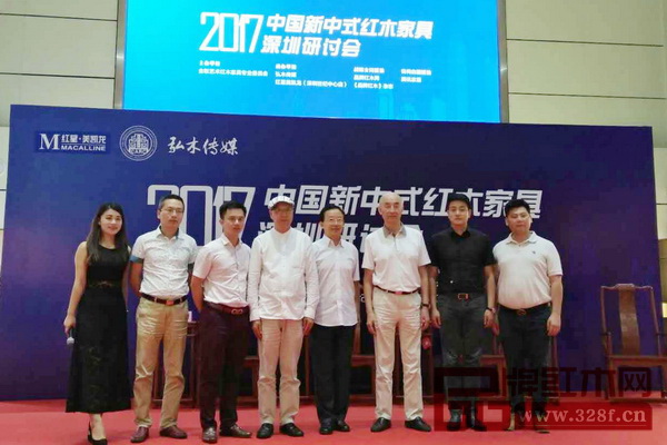 教育部《家具設(shè)計(jì)與制造》專業(yè)帶頭人彭亮（左四），華南農(nóng)業(yè)大學(xué)博士生導(dǎo)師李凱夫（右四），深圳泰和園董事長邵湘文（右三），全聯(lián)藝術(shù)紅木家具專業(yè)委員會執(zhí)行會長林偉華（左三），東莞國壽紅木副總經(jīng)理王耀佳（右一），中山憶古軒總經(jīng)理劉宇（右二），深圳萬盛宇紅木總經(jīng)理朱颯颯（左二），全聯(lián)藝術(shù)紅木家具專業(yè)委員會副秘書長舒鋆鋆（左一）在深圳研討會結(jié)束后合影留念
