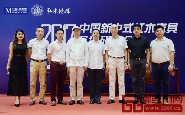 教育部《家具設計與制造》專業帶頭人彭亮（左四），華南農業大學博士生導師李凱夫（右四），深圳泰和園董事長邵湘文（右三），全聯藝術紅木家具專業委員會執行會長林偉華（左三），東莞國壽紅木副總經理王耀佳（右一），中山憶古軒總經理劉宇（右二），深圳萬盛宇紅木總經理朱颯颯（左二），全聯藝術紅木家具專業委員會副秘書長舒鋆鋆（左一）在深圳研討會結束后合影留念