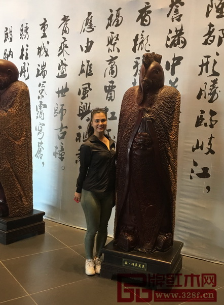 智利國寶藝術團BAFOCHI成員與“十二生肖”雕塑合照