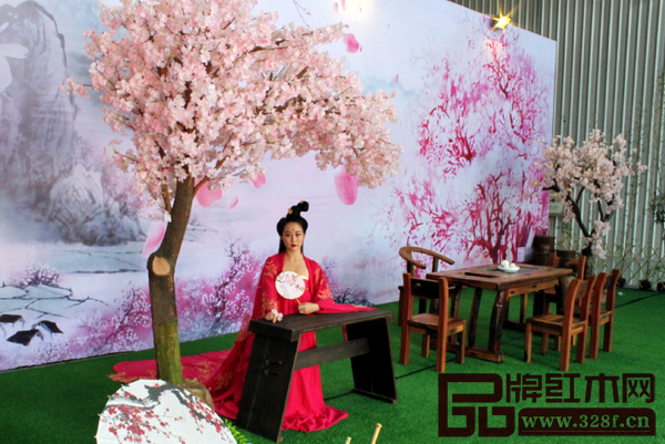 “紅木美人”中式生活文化節(jié)，設有“紅袖添香”書房系列、“醉臥美人榻”套房系列、“纖手煮茶”茶臺系列等多個特色主題的中式美學空間展示