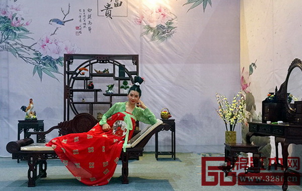 “紅木美人”中式生活文化節(jié)，設有“紅袖添香”書房系列、“醉臥美人榻”套房系列、“纖手煮茶”茶臺系列等多個特色主題的中式美學空間展示