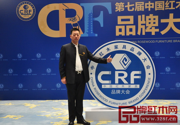 品牌紅木家具經銷商聯盟主席團主席、呼和浩特文寶軒家具董事長柔關平 品牌紅木家具經銷商聯盟主席團主席、呼和浩特文寶軒家具董事長柔關平
