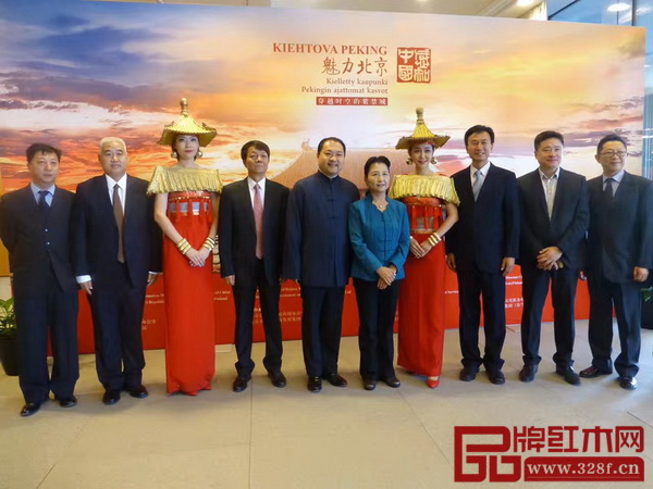 太和木作創始人關毅（左五）出訪芬蘭“魅力北京——穿越時空的紫禁城”主題展，與中共中央宣傳部副部長、國務院新聞辦副主任崔玉英部長（右五），中宣部對外推廣局張雁彬局長（左四）等相關領導在現場合影留念