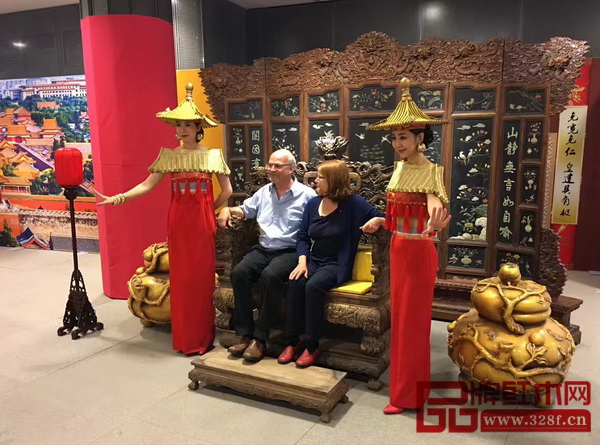 在展覽會上，太和木作“京作”精品吸引了芬蘭市民的眼球，其紛紛上前親身感受中國傳統文化的魅力