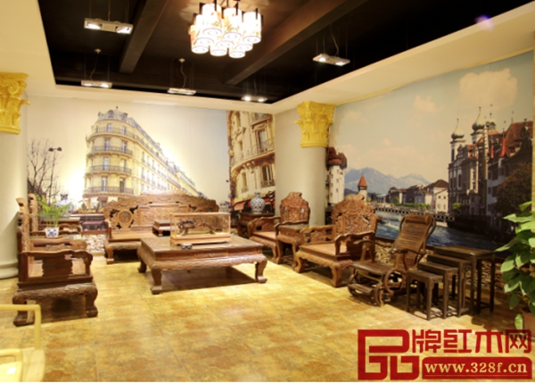 宏達一品居展廳內壁畫與紅木家具相得益彰 宏達一品居展廳內壁畫與紅木家具相得益彰
