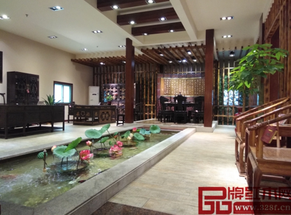 宏達一品居展廳內錦鯉池中游,更顯生氣 宏達一品居展廳內錦鯉池中游,更顯生氣