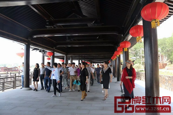 東陽市紅木企業考察團參觀紅木小鎮