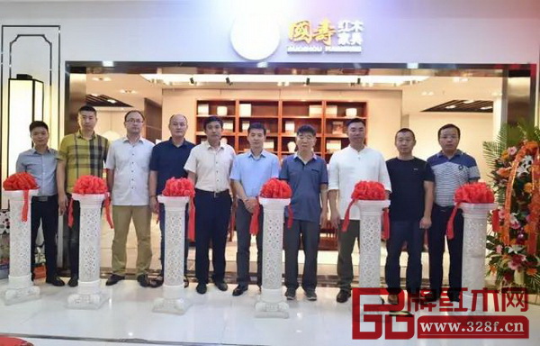 山東省家具協會秘書長韓慶生(左五)、山東省收藏家協會古典家具部部長趙保森(右四)、國壽紅木副董事長陳淦凡(右三)、富雅紅木樓董事長路楠(右五)、濟南世外桃源專賣店總經理石中玉(左二)等剪彩嘉賓合影 山東省家具協會秘書長韓慶生(左五)、山東省收藏家協會古典家具部部長趙保森(右四)、國壽紅木副董事長陳淦凡(右三)、富雅紅木樓董事長路楠(右五)、濟南世外桃源專賣店總經理石中玉(左二)等剪彩嘉賓合影