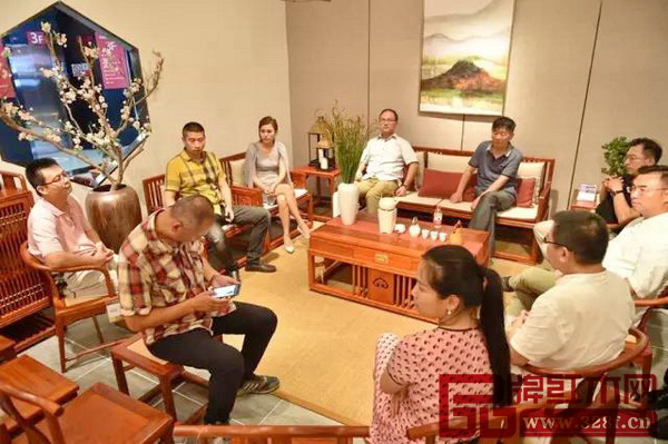 參加開業典禮的嘉賓進行現場座談會 參加開業典禮的嘉賓進行現場座談會