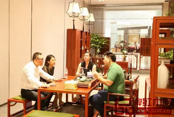 國壽紅木副總經理王耀佳(右一)、軟裝部設計總監陳映雄(右二)與世邦家居商場高層探討專賣店家居氛圍的營造 國壽紅木副總經理王耀佳(右一)、軟裝部設計總監陳映雄(右二)與世邦家居商場高層探討專賣店家居氛圍的營造