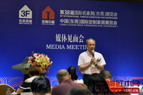 媒體提問環節上,名家居世博園總經理許宗彤指出,定制家居已經成為推動家具行業發展的一股新力量 媒體提問環節上,名家居世博園總經理許宗彤指出,定制家居已經成為推動家具行業發展的一股新力量