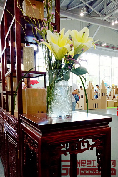 中山書展展位上的花卉和紅木家具交相輝映,端莊優雅 中山書展展位上的花卉和紅木家具交相輝映,端莊優雅