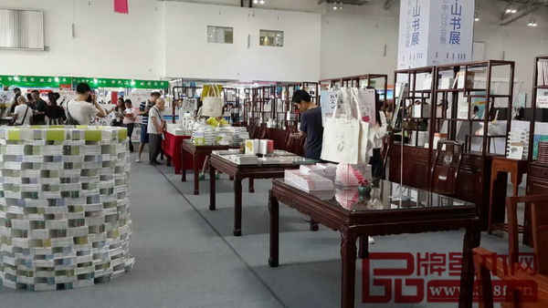 中山出版館使用紅木家具布場，營造出良好的閱讀環境