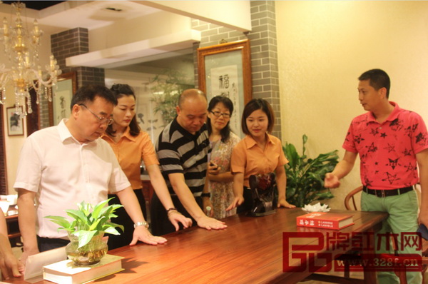 在紅古軒總經(jīng)理吳赤宇(右一)的陪同下,中山市人大常委會(huì)、中山市人大環(huán)境與資源保護(hù)工作委員會(huì)和中山市環(huán)保局領(lǐng)導(dǎo)一行參觀了紅古軒紅木文化館 在紅古軒總經(jīng)理吳赤宇(右一)的陪同下,中山市人大常委會(huì)、中山市人大環(huán)境與資源保護(hù)工作委員會(huì)和中山市環(huán)保局領(lǐng)導(dǎo)一行參觀了紅古軒紅木文化館