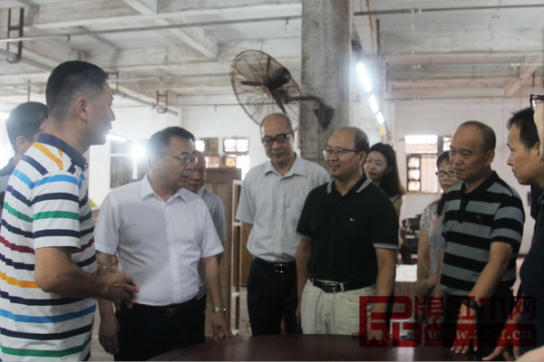 中山市人大常委會(huì)、中山市人大環(huán)境與資源保護(hù)工作委員會(huì)和中山市環(huán)保局領(lǐng)導(dǎo)一行參觀紅古軒生產(chǎn)中心 中山市人大常委會(huì)、中山市人大環(huán)境與資源保護(hù)工作委員會(huì)和中山市環(huán)保局領(lǐng)導(dǎo)一行參觀紅古軒生產(chǎn)中心