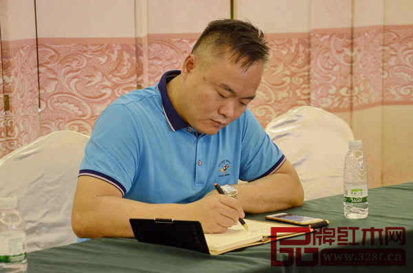 地天泰董事長許貴祿在本次培訓會上認真做學習筆記 地天泰董事長許貴祿在本次培訓會上認真做學習筆記