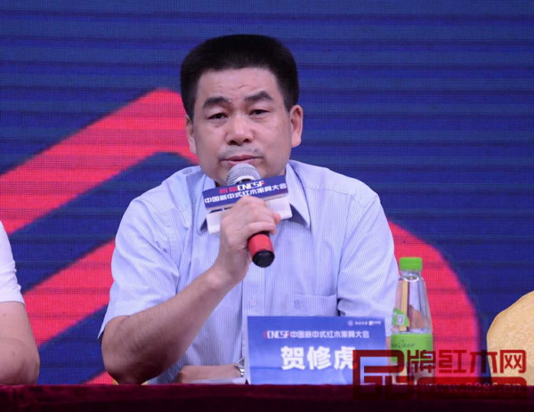 大涌鎮鎮長賀修虎在新中式紅木大會媒體見面會上回答記者提問