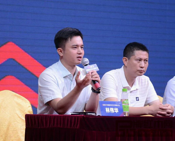 全聯藝術紅木家具專業委員會執行會長、弘木傳媒CEO林偉華在新中式紅木大會媒體見面會上回答記者提問