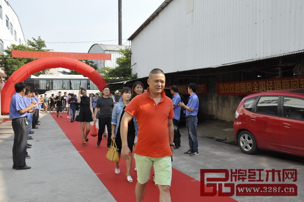 地天泰工廠數十位管理層的列隊歡迎中,經銷商們走進了工廠 地天泰工廠數十位管理層的列隊歡迎中,經銷商們走進了工廠