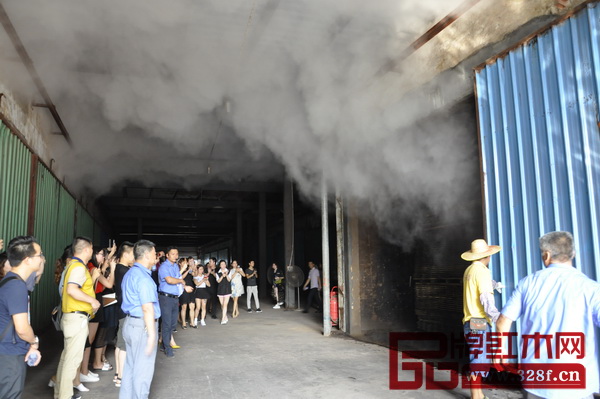 經銷商們參觀烘干房,經過烘干的木材出爐后之后引起了經銷商們的一陣驚呼 經銷商們參觀烘干房,經過烘干的木材出爐后之后引起了經銷商們的一陣驚呼