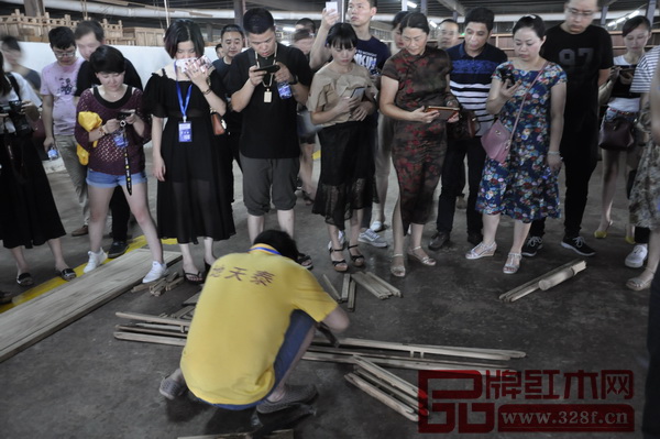 在木工環節,經銷商們深入了解了榫卯工藝 在木工環節,經銷商們深入了解了榫卯工藝
