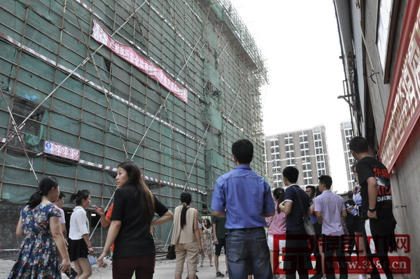 工作人員帶領來自全國各地的經銷商們參觀即將建成的地天泰工廠總部大樓 工作人員帶領來自全國各地的經銷商們參觀即將建成的地天泰工廠總部大樓