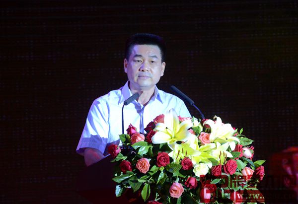 中山大涌鎮鎮長賀修虎上臺致辭 中山大涌鎮鎮長賀修虎上臺致辭