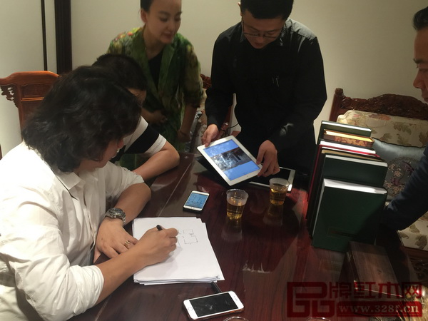 戴為紅木總裁戴愛國(左一)親臨蘭州站活動現(xiàn)場,為顧客提供專業(yè)的室內(nèi)固裝設(shè)計方案 戴為紅木總裁戴愛國(左一)親臨蘭州站活動現(xiàn)場,為顧客提供專業(yè)的室內(nèi)固裝設(shè)計方案