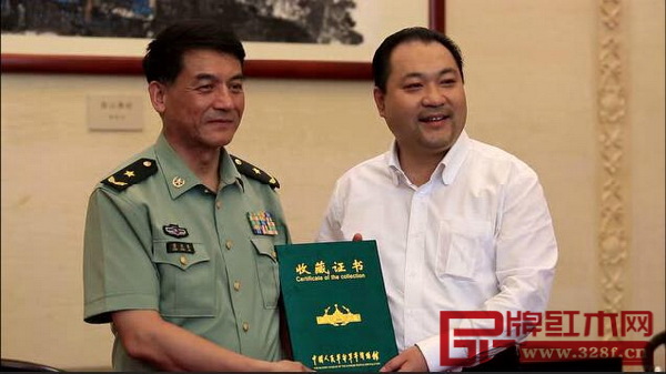 中國人民革命軍事博物館館長董長軍為太和木作創始人關毅頒發收藏證書 中國人民革命軍事博物館館長董長軍為太和木作創始人關毅頒發收藏證書