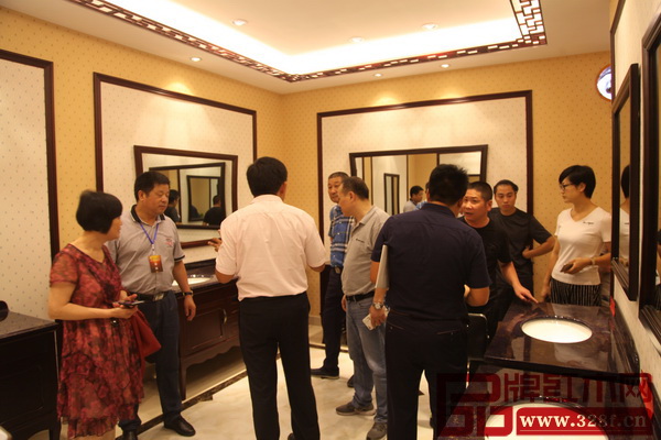 參觀歐晨衛浴新品時,眾多經銷商紛紛認真聽企業負責人的講解,仔細欣賞家具 參觀歐晨衛浴新品時,眾多經銷商紛紛認真聽企業負責人的講解,仔細欣賞家具