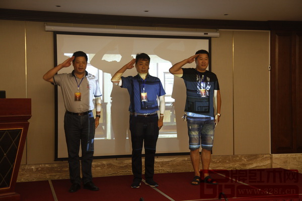 新品發布會當天正值“八一建軍節”,歐晨衛浴經銷商、合作伙伴中的退伍軍人一齊上臺展示了軍姿 新品發布會當天正值“八一建軍節”,歐晨衛浴經銷商、合作伙伴中的退伍軍人一齊上臺展示了軍姿