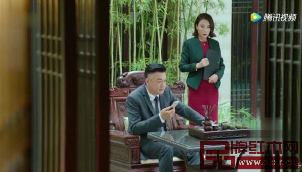 劇中，陶宇經(jīng)常坐在此款沙發(fā)上辦公