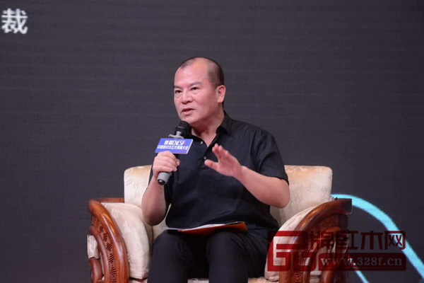 國際知名家具藝術(shù)設(shè)計師、深圳洪達仁設(shè)計總裁洪達仁介紹了如何設(shè)計與創(chuàng)造出有品味、有市場的新中式紅木家具 國際知名家具藝術(shù)設(shè)計師、深圳洪達仁設(shè)計總裁洪達仁介紹了如何設(shè)計與創(chuàng)造出有品味、有市場的新中式紅木家具